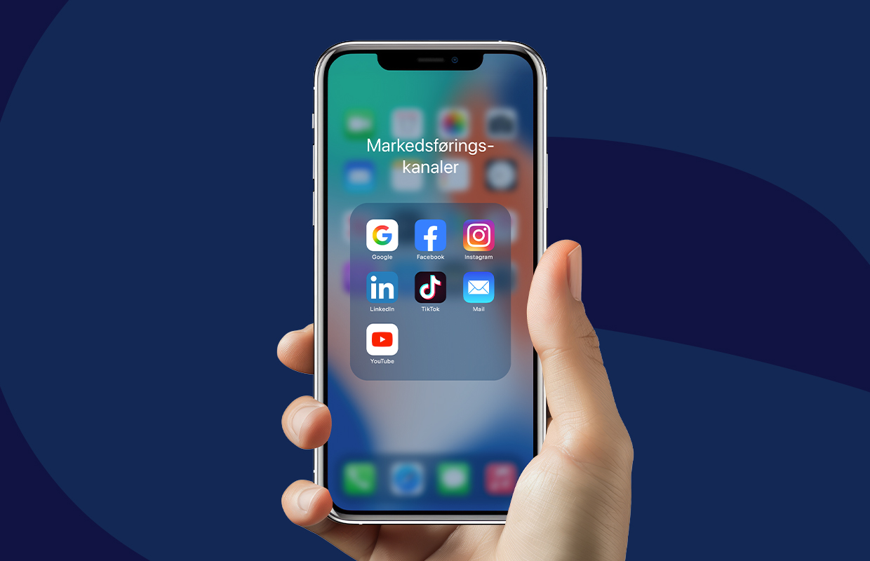 En mobil holdt i hånden, der viser forskellige digitale kanaler og sociale medier